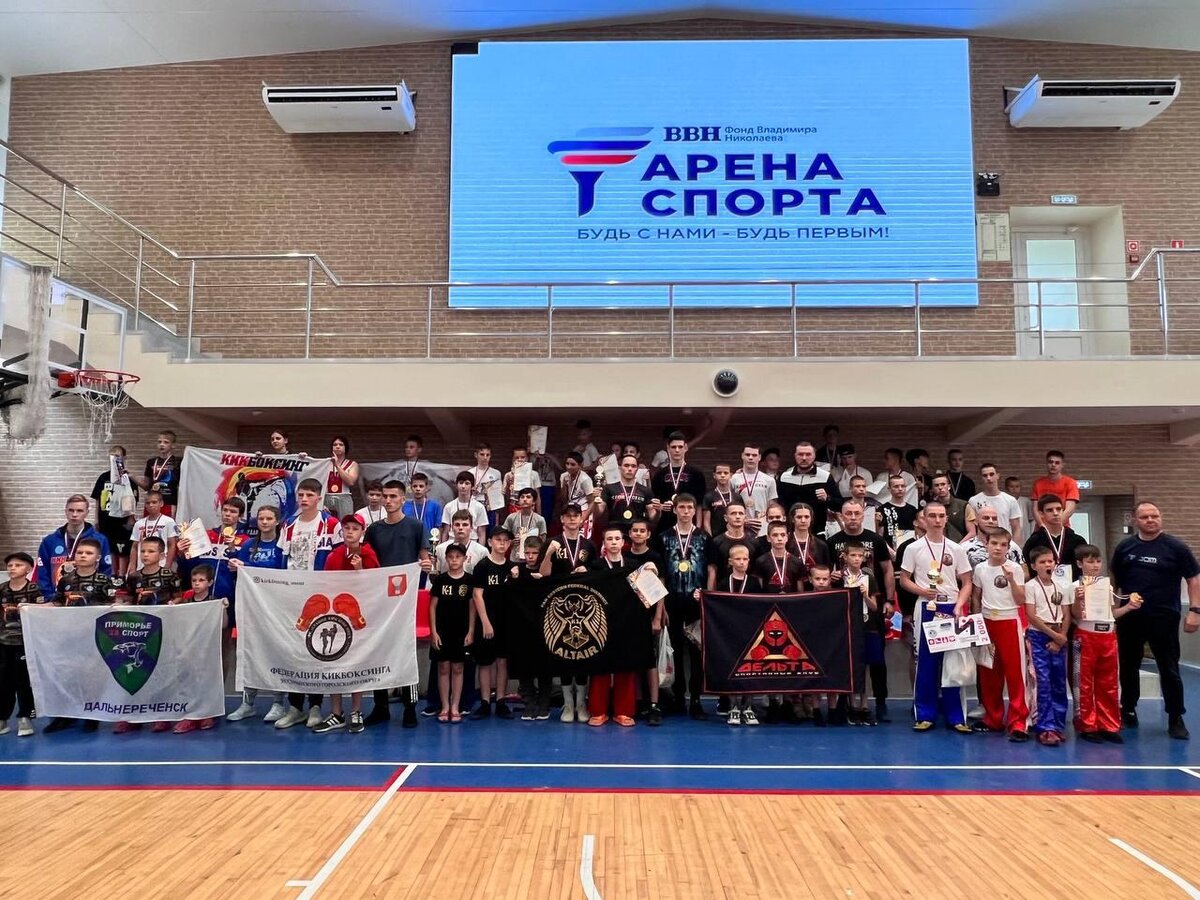 7 - 8 июля в  столице Дальнего Востока России в городе Воинской Славы Владивостоке состоялся   Кубок Приморского края по кикбоксингу в дисциплинах «фулл-контакт» и «лоу-кик» всё спортивное мероприятие прошло в лучшем спортивном комплексе  «Арена Спорта» Владимира Николаева, а также состоялся  детский фестиваль по кикбоксингу в дисциплине лайт-контакт» «Дети Приморья».


На протяжении двух дней лучшие бойцы Приморского края встретились  на ринге и татами, чтобы определить сильнейшего в свой возрастной и весовой категории. 

В татами дисциплине приняли участие более 120 спортсменов, представляющие спортивные клубы
 г. Владивостока, Приморского и Хабаровского края! Несмотря на летний период все кикбоксеры находятся в отличных физических кондициях. 

В торжественном открытии приняли участие и обратились с приветственным словом: 

 Президент и Основатель спортивного комплекса АРЕНА СПОРТА
НИКОЛАЕВ ВЛАДИМИР ВИКТОРОВИЧ 

Президент федерации кикбоксинга Приморского края, только недавно вернувшийся из зоны боевых действий Специальной военной операции ТАРАБАРИН ВИКТОР НИКОЛЕВИЧ 

Руководитель комисии по вопросам физической культуры и спорта Владивостокской епархии
Отец ДАНИЛ  ЕСАКОВ

ДЕПУТАТ ЗАКОНОДАТЕЛЬНОГО СОБРАНИЯ ПРИМОРСКОГО КРАЯ, Трёкратный чемпион мира по кикбоксингу, заслуженный мастер спорта РФ ЗАХАРОВ АЛЕКСАНДР ЮРЬЕВИЧ, главный тренер федерации кикбоксинга Приморского края, Заслуженный тренер Российской федерации, ПОДОПЛЕЛОВ АНДРЕЙ ВЯЧЕСЛАВОВИЧ , Директор федерации кикбоксинга Приморского края, президент спортивного клуба
«Yanchev’s team” ЯНЧЕВ АРТЕМ ОЛЕГОВИЧ

Также слово для напутствия спортсменам предоставили судейскому корпусу в составе: 

Главного  судьи  соревнований - председателю судейской коллегии федерации кикбоксинга Приморского края Тарасенко Илье Константиновичу
 г. Владивосток
А также главному Секретарю  соревнований- Сенотрусову Максиму
 г. Хабаровск.

