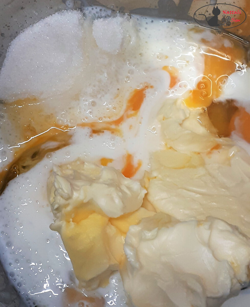 Сахар, кефир, яйцо и маргарин в рабочей емкости