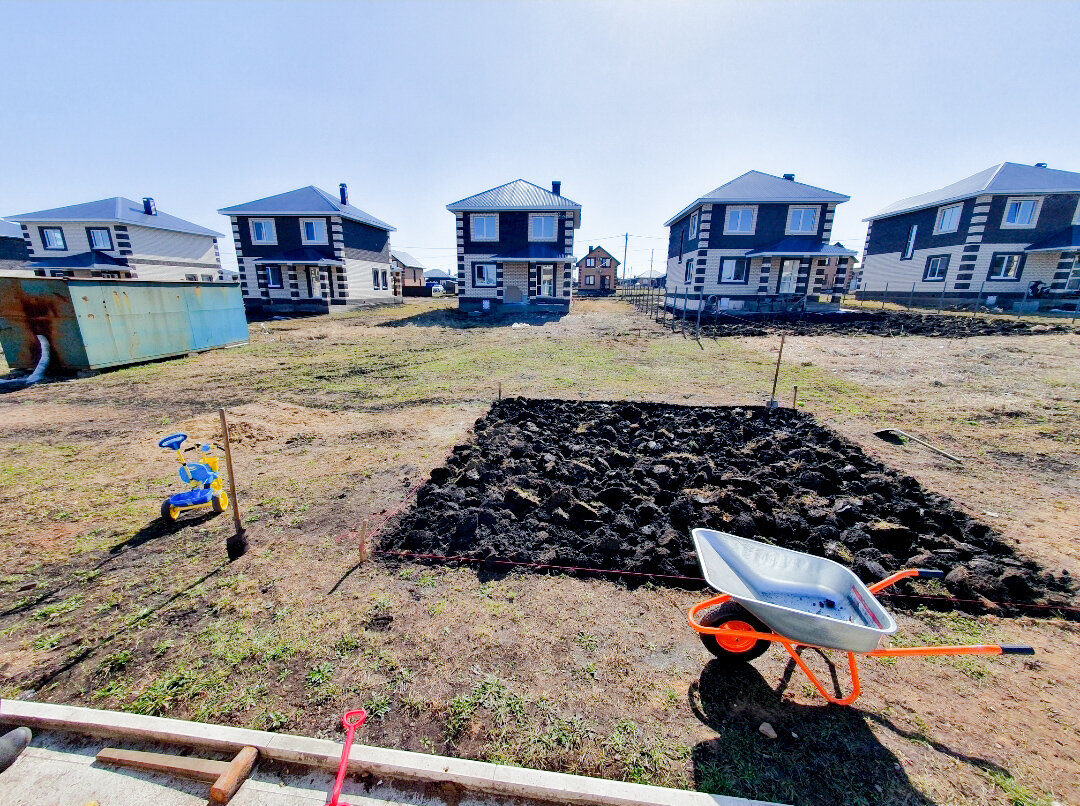 Убираем верхний слой грунта и выравниваем "дно площадки"