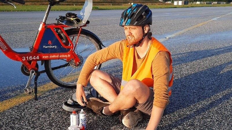     Экоактивисты из движения Letzte Generation («Последнее поколение») заблокировали взлетно-посадочные полосы в двух аэропортах немецких городов Гамбурга и Дюссельдорфа. Об этом сообщили сами активисты на своей странице в Twitter.