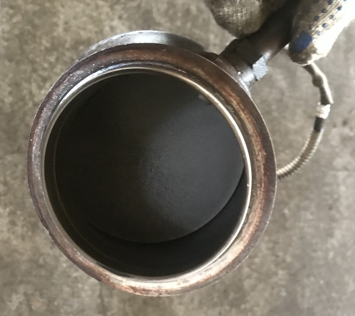 Вот так выглядят соты с напылением металлами (палладий и родий) внутри катализатора.