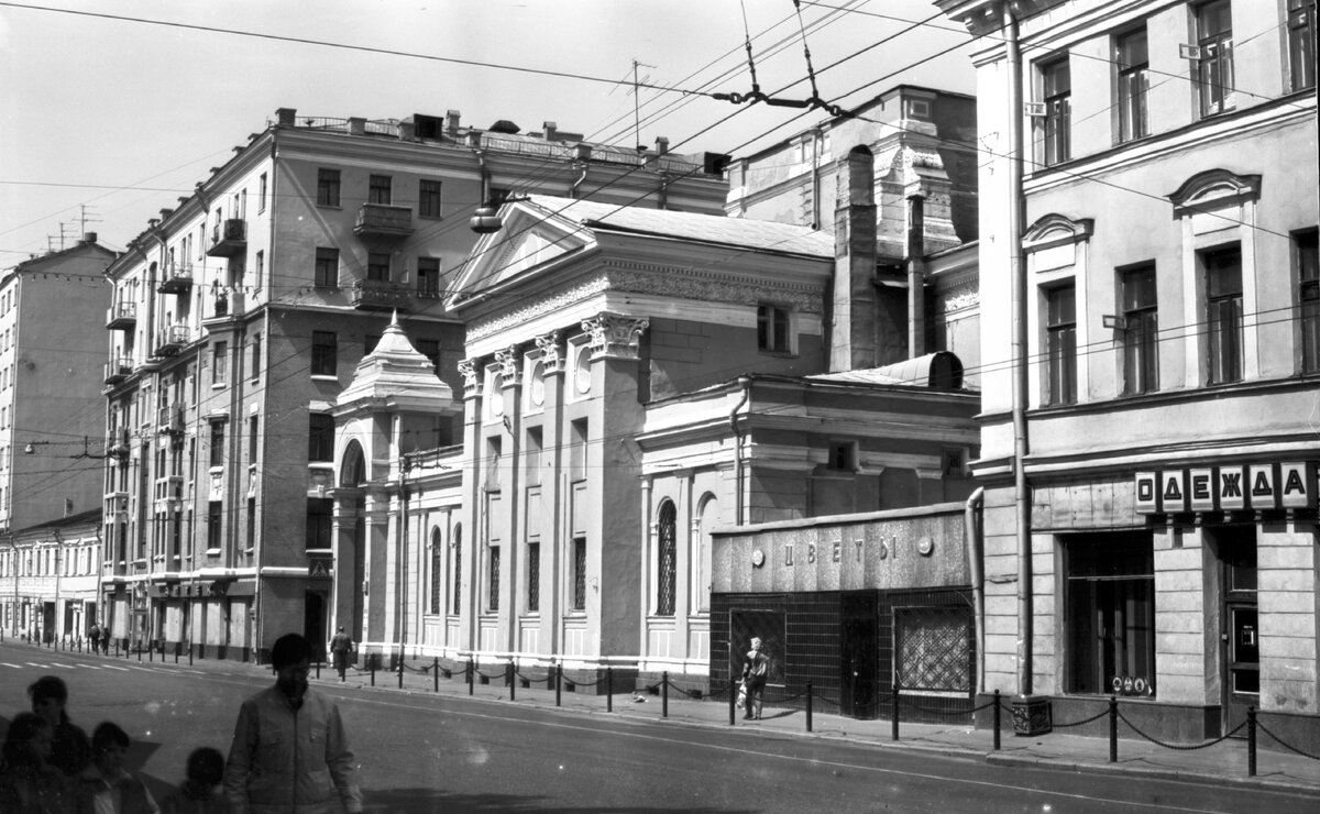 Храм Троицы Живоначальной на Грязех, 1995 год. Фото: Покачалов В.М. Источник: pastvu. В середине 1950-х купол и колокольня храма были снесены