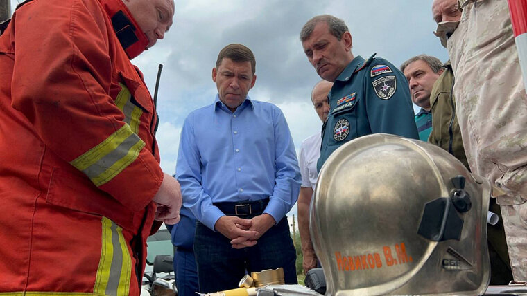    На место пожара приехал губернатор Евгений Куйвашев