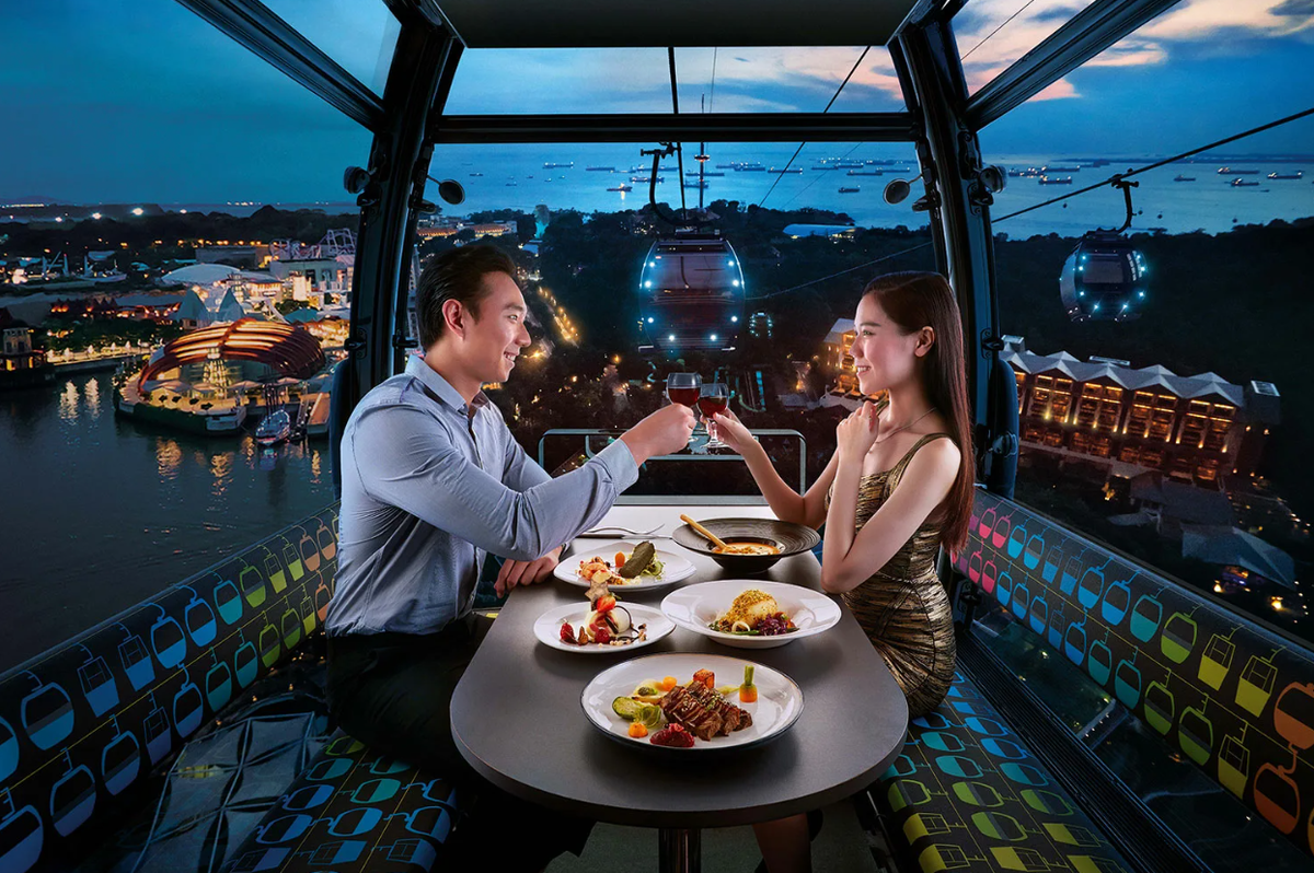 Singapore restaurants. Канатная дорога в Сингапуре. Сингапур ресторан «Singapore Flyer». Ресторан на колесе обозрения. Ресторан на колесе обозрения Сингапур.