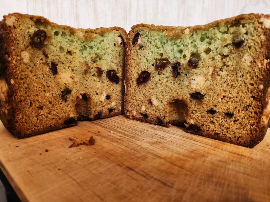 Кекс с сушеными ягодами и сиропом