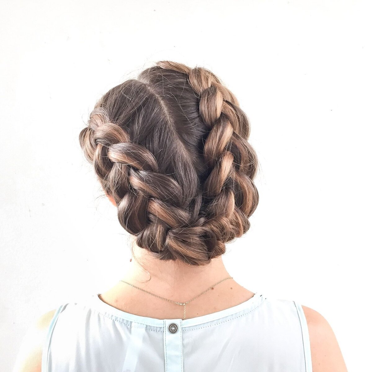 Прически с плетением 2024-2025: фото, идеи, красивые косички на длинные и средние волосы