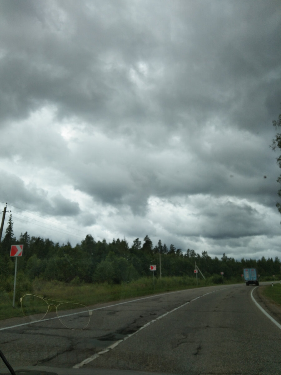 Погода в Кашине.На часах 12 часов дня, а как-будто раннее утро.