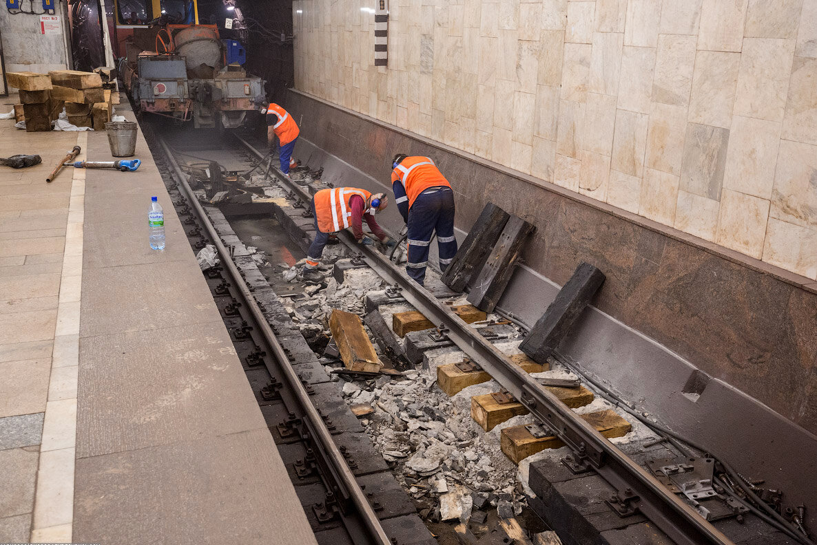 Индексация в метрополитене. Шпалы LVT для метрополитена. Рельсы метрополитена. Станция метро рельсы.