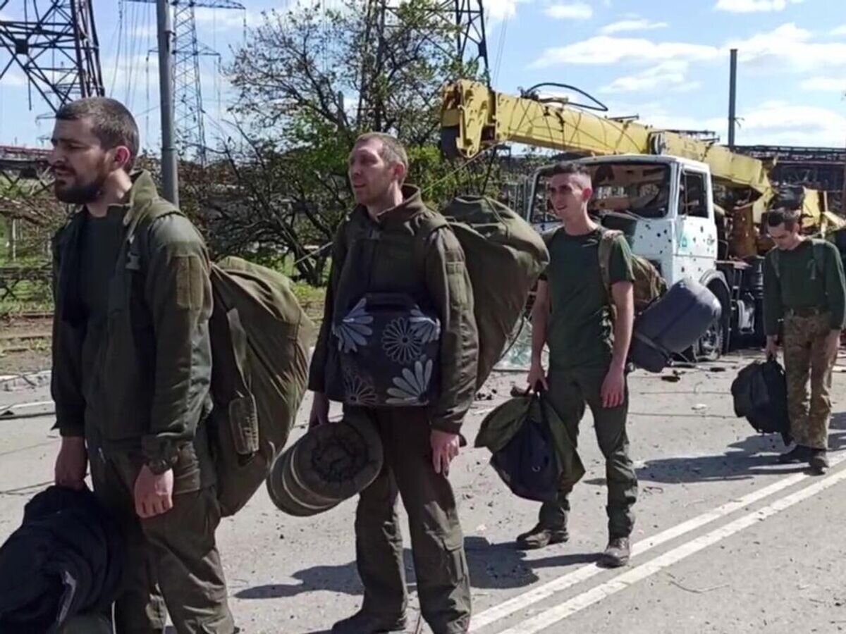    Сдавшиеся в плен украинские военнослужащие и боевики националистического батальона "Азов" на территории комбината "Азовсталь" в Мариуполе. Стоп-кадр видео© РИА Новости / Пресс-служба Минобороны России
