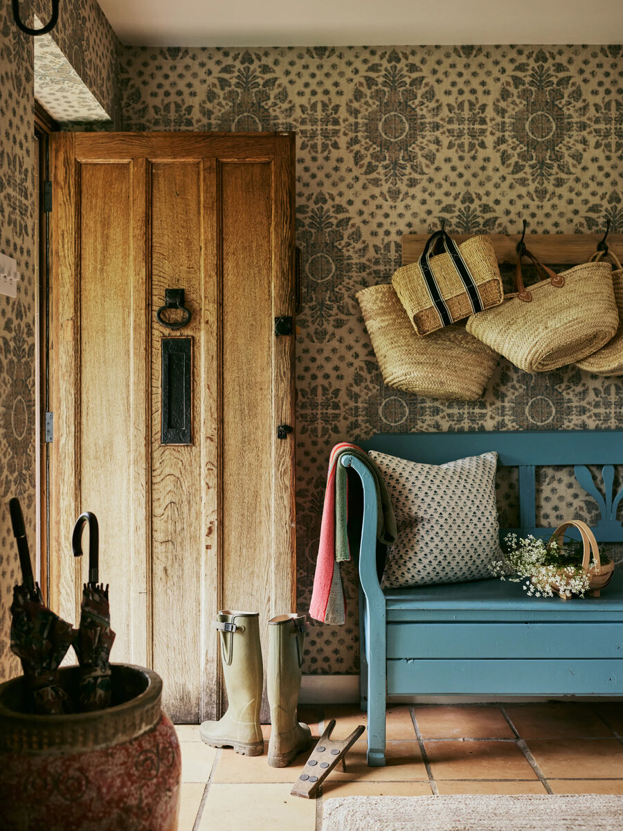 Посмотришь мельком на фотографию и думаешь — ну, деревня деревней, ничего необычного. А приглядишься к деталям и понимаешь, что за кажущейся простотой прячется самая настоящая изысканность. Хотя, может, я преувеличиваю?