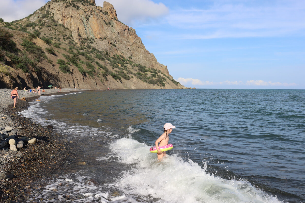 Какое сейчас море в крыму. Судак 2023. Пляжи Крыма. Крымский пляж. Крым море.