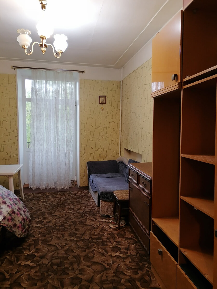 Мебель и ковролин на полу. 