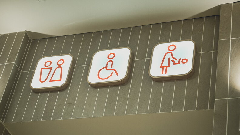     В Ростове-на-Дону неизвестные повредили установленный на набережной туалет и выбили дверь, сообщили горожане в соцсетях.