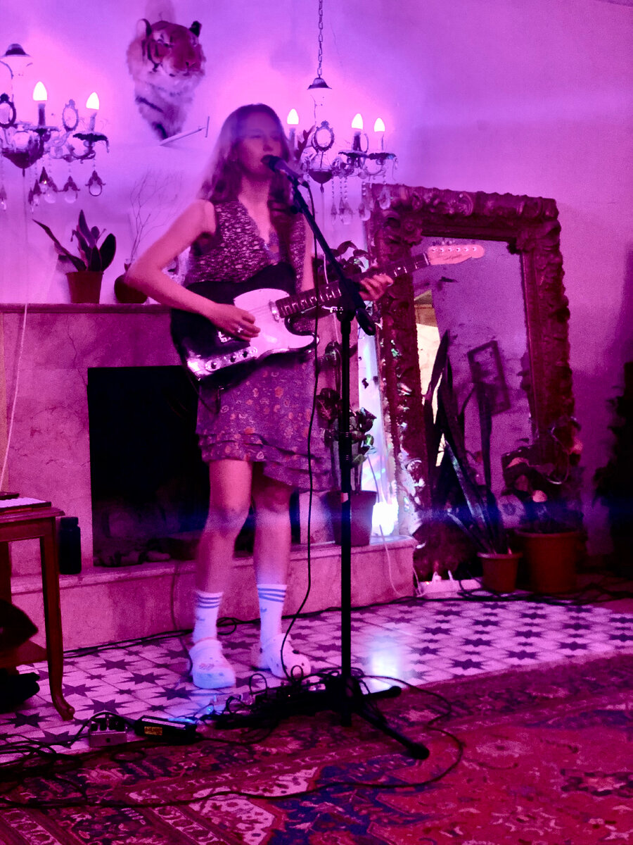 Avramova на сцене Зазеркалья