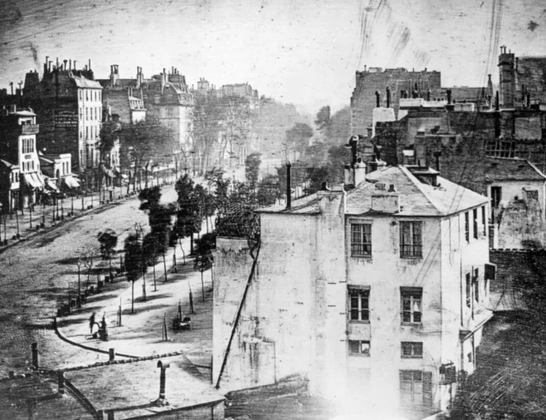 В 1828 году Луи Дагер сделал первую фотографию, запечатлевшую человека. Но собирался он сфотографировать бульвар Темпл в Париже. Мужчина, попавший на фото, воспользовался услугами уличного чистильщика обуви. Выдержка фото составляла 7 минут, поскольку мужчина за это время почти не двигался, он также попал на фото.