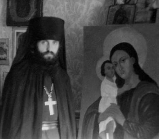 Иеромонах Роман (Матюшин-Правдин) с написанной им иконой Божией Матери «Взыскание погибших»
