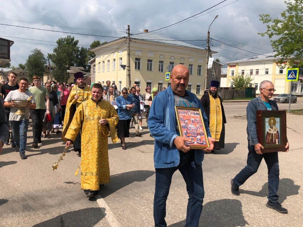 Газета в бежецке. Крестный ход. Крестный ход 2023. Подсвечник для крестного хода.