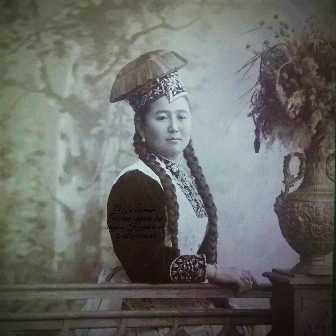 Молодая замужняя женщина. Калмыки. Фрагмент фотографии. Конец XIX в. Из собрания Этнографического музея Казанского университета.