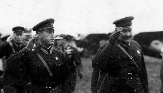 Слева зам нач. штаба ВВС РККА В.В. Хрипин,  справа зам. нач. штаба РККА С.А. Меженинов 1934г.