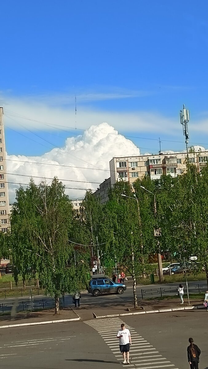 Впечатлило это пышное облако. На яву оно смотрелось эффектнее, чем на фото.
