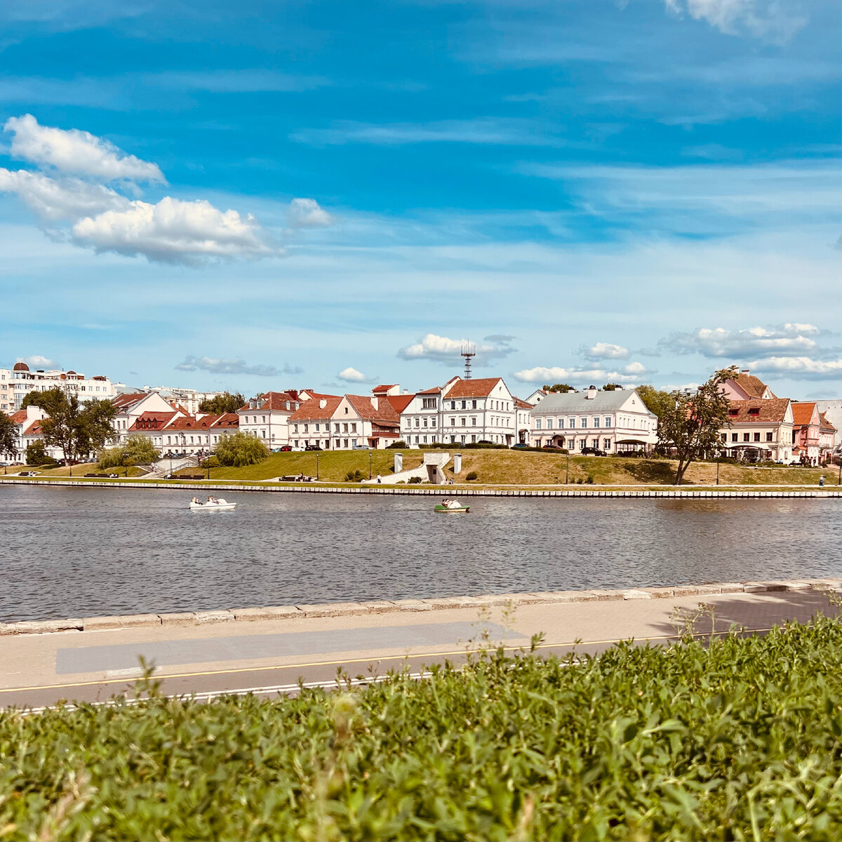 Набережная реки Свислочь, вид на старый город / фото @tatico_travel