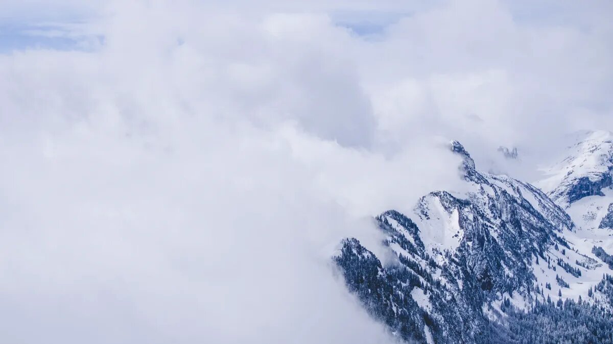 С Эвереста не забирают тела умерших или забирают, однако же крайне редко. Фото: www.piqsels.com