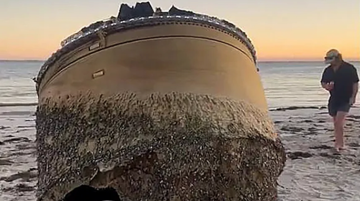 Что-то непонятное выбросило на берег моря в Австралии Предмет, найденный на западном побережье, представляет собой металлический цилиндр, местами проржавевший и покрытый ракушками.