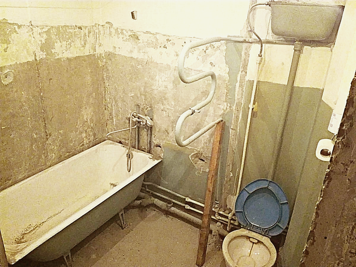 Стены в ванной хрущевки. Ванная с туалетом в хрущевке. Старая ванная комната в хрущевке. Ванная без ремонта. Перепланировка ванной в хрущевке.