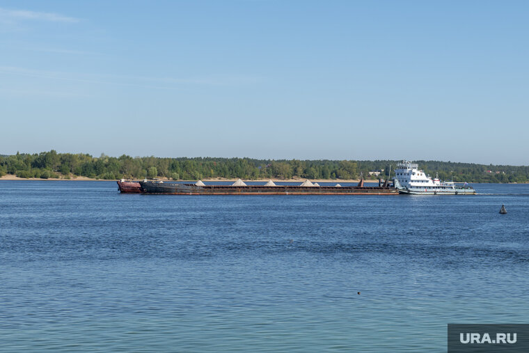    Проводятся работы по снятию баржи с мели