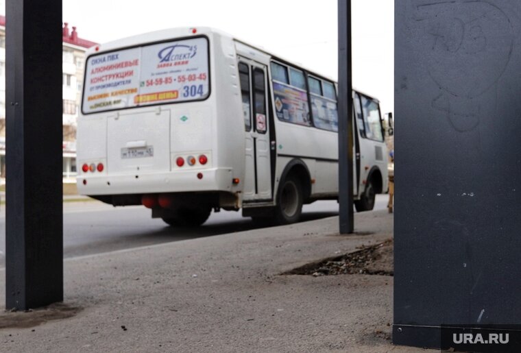    В Надыме водитель автобуса не хотел пускать в салон ребенка с велосипедом