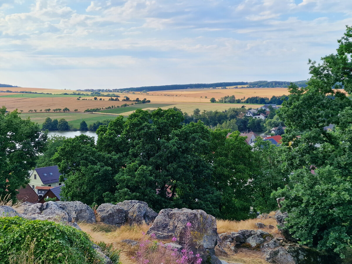 Фото автора: типичный чешский пейзаж в июле.  Фото с развалин замка в Осеке, Пльзеньский край