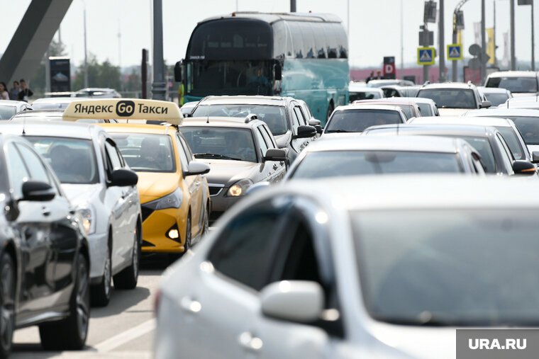    Волонтеры консультируют водителей в районе Крымского моста и оказывают им медицинскую помощь