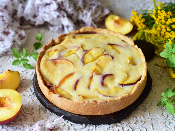 Пирог с персиками и сметанной заливкой