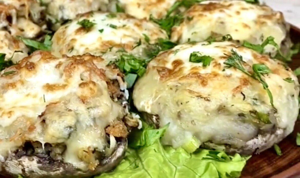 Фото автора. Это просто и очень вкусно, шампиньоны с начинкой в духовке.