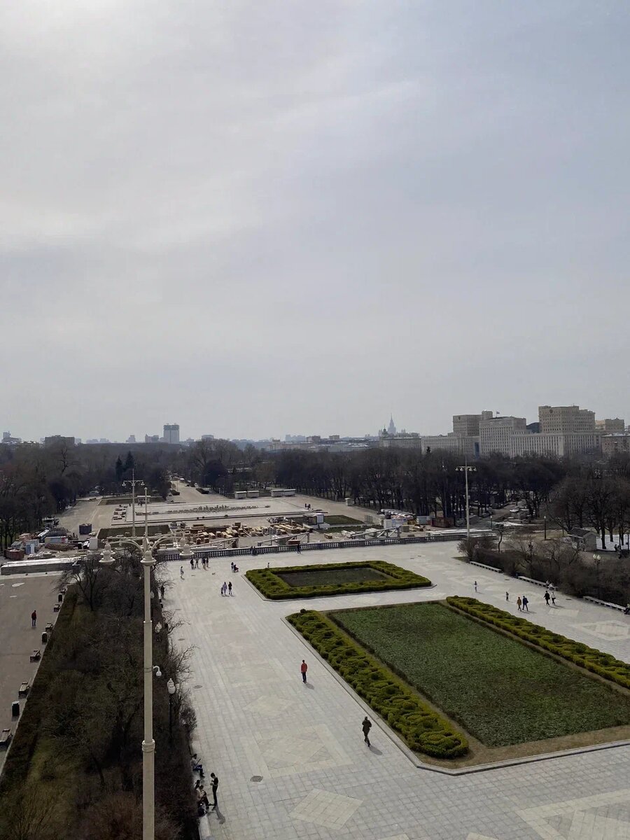 Вид со смотровой, находящейся в арке главного входа  Парка Горького