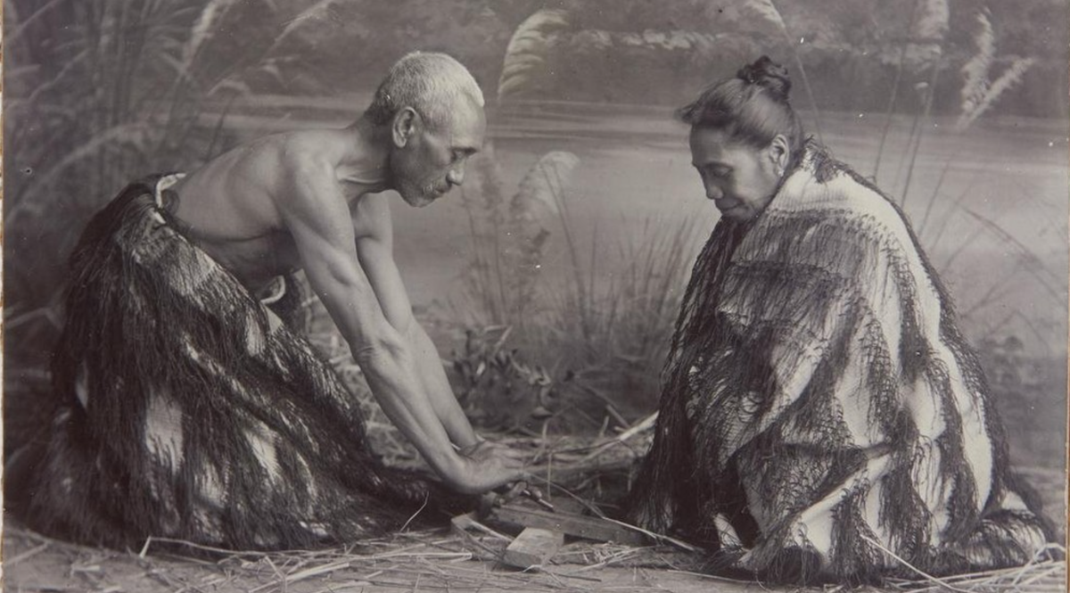 Фотография двух маори, разжигающих огонь. Новая Зеландия