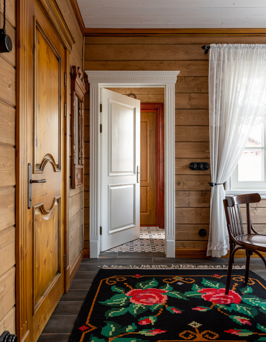 Вид из гостиной на прихожую.