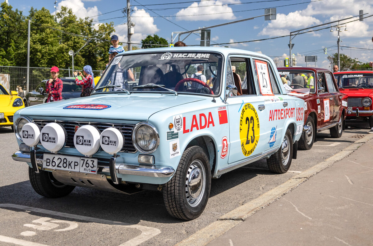 Ретрорейс» прокатился по Москве: самые яркие автомобили | Motor.ru | Дзен