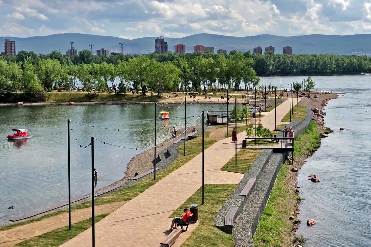     Гулять по дамбе с видом на Енисеей и Стрелку уже можно