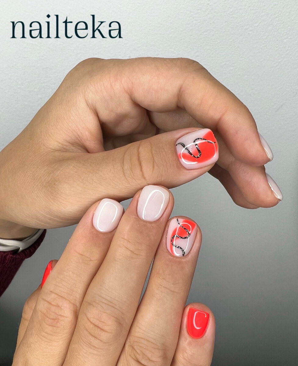 Можно обыграть молочные оттенки с добавлением рыже-красного неона.