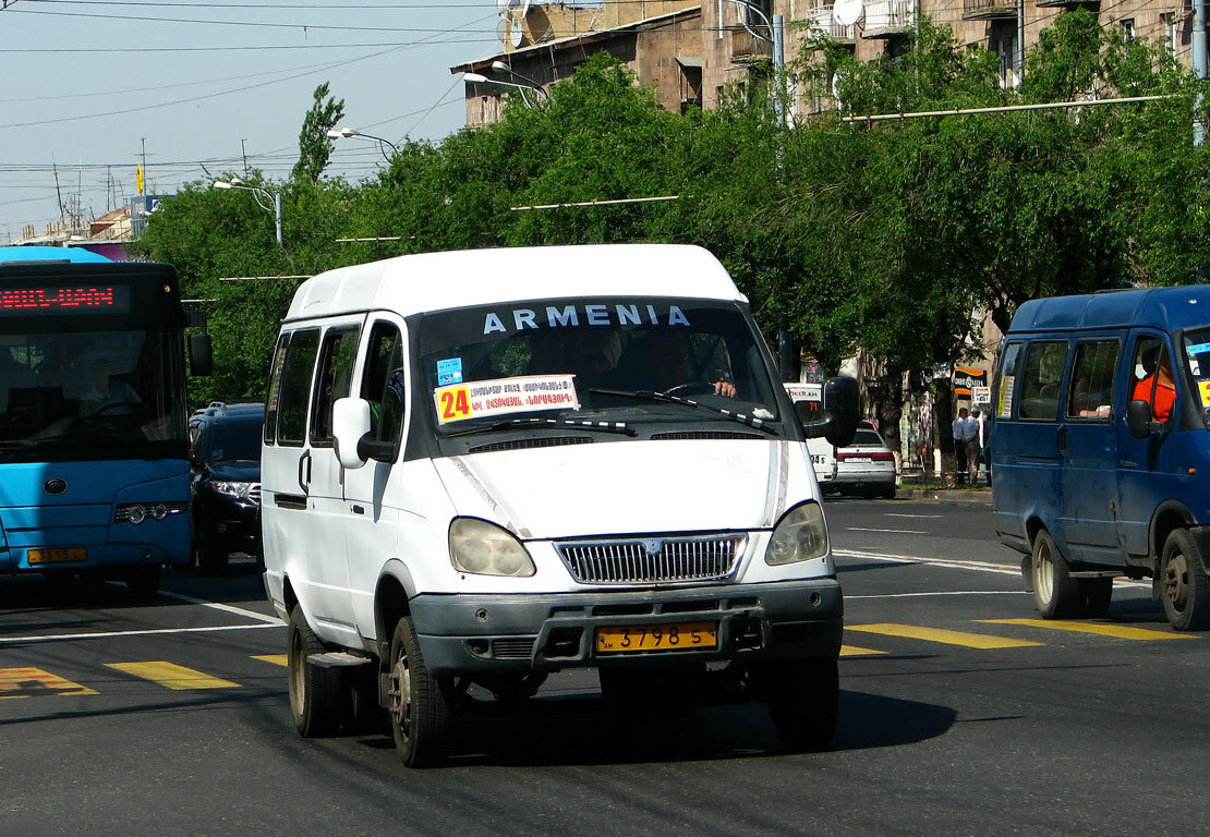 Общественный транспорт, чаще всего, представляет собой старые газельки