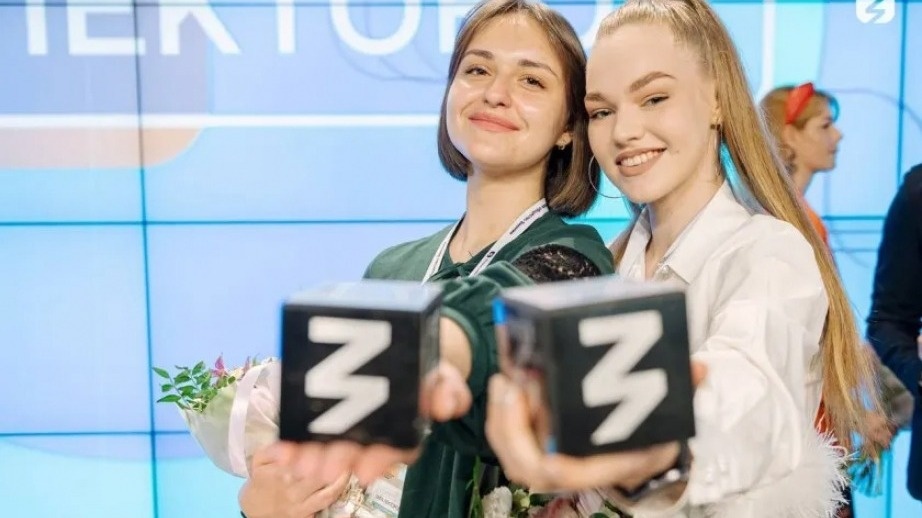     По итогам конкурса будут выбраны 40 победителей, которые станут амбассадорами олимпиадного движения в регионах и детскими наставниками по разным общеобразовательным предметам.