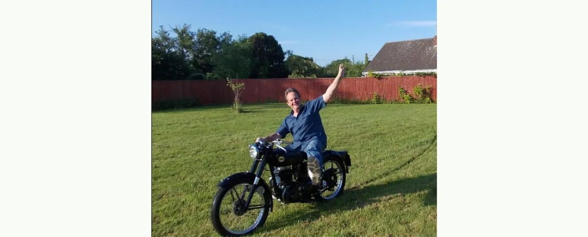 Шокированные соседи в тихой деревне говорят, что Джобсон съехал из семейного дома после того, как узнал, что его жена нашла любовь с его другом Питом Гриником (на фото). Фото:  dailymail.co.uk