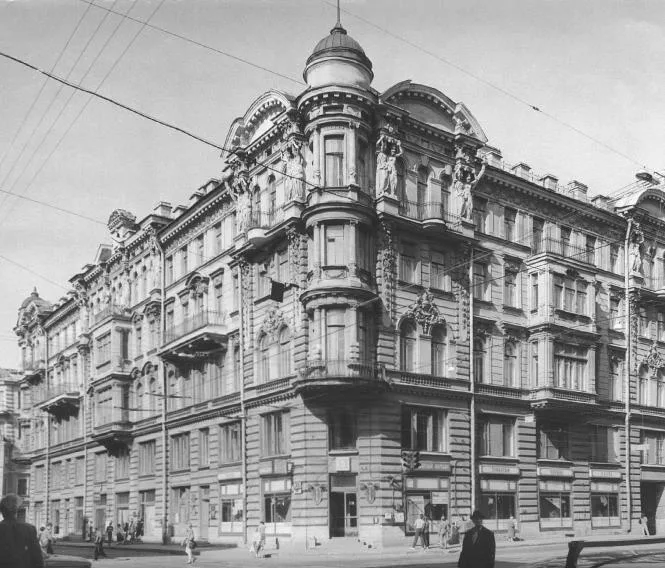 Примерно в таком доме мы жили. Я загорала на балконе. 