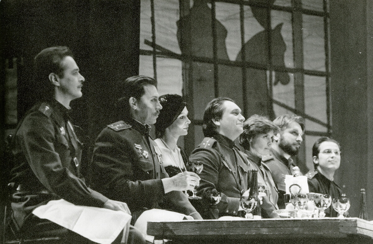 Сцена из спектакля «Пир победителей» А.Солженицына. 1995 г.