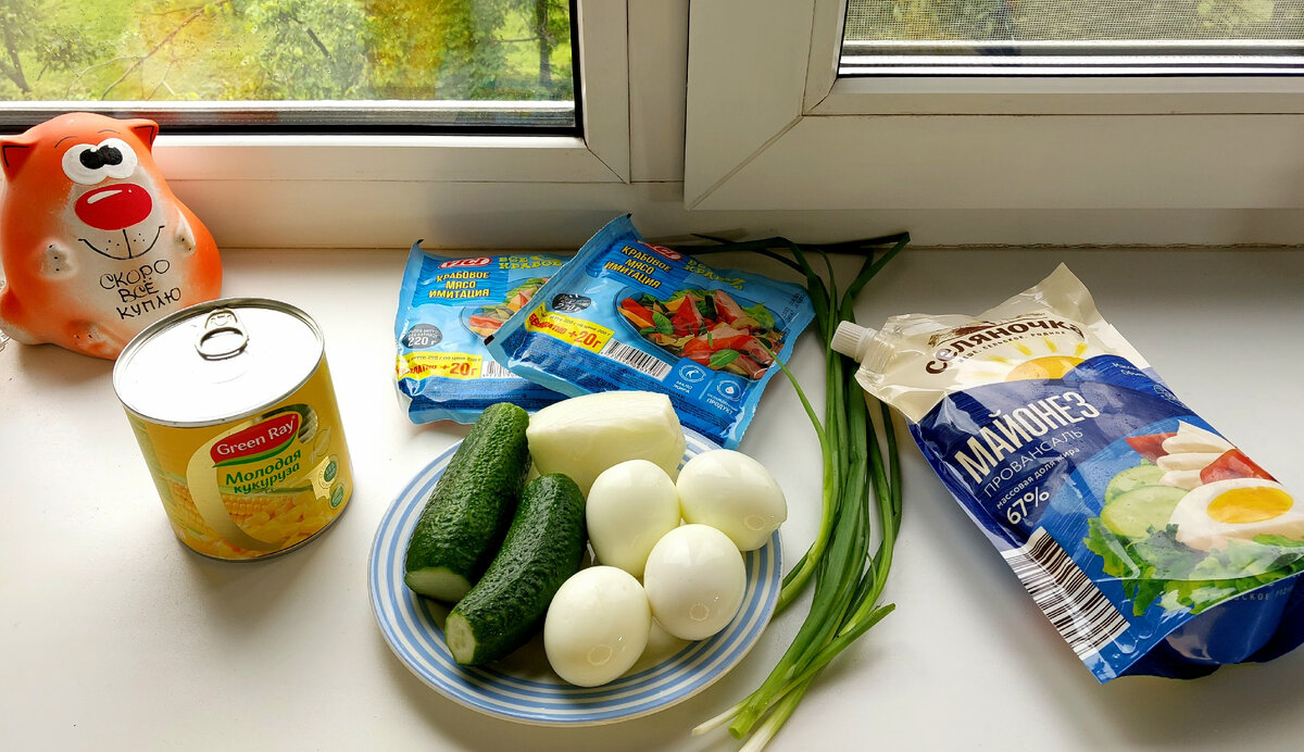 Крабовый салат готовится быстро из доступных ингредиентов , с приготовлением этого блюда  справится даже самый начинающий кулинар. 