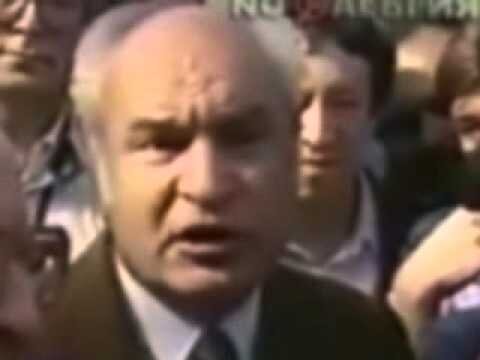 Константин Осташвили. Кадр с митинга "Памяти". 1990 год.