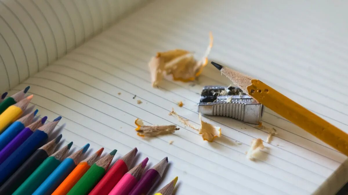 В 2023 году в среднем купить школьный набор можно за 20-30 тысяч. Фото: www.piqsels.com