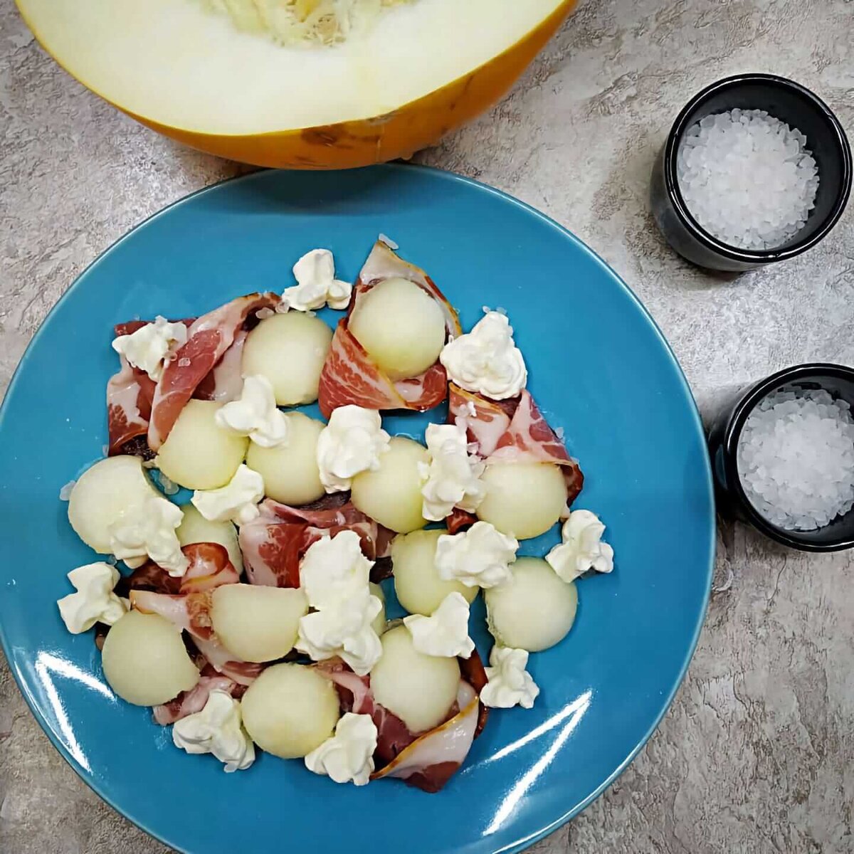 Фруктовый салат с дыней и прошутто