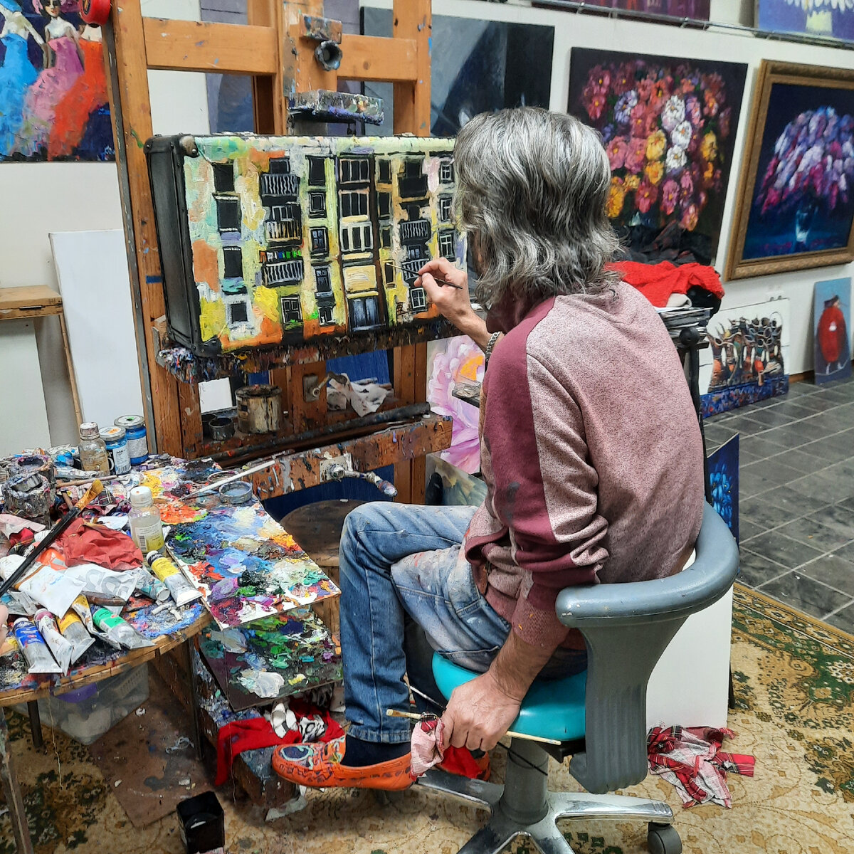 Одна из любимых тем Байрама - роспись чемоданов